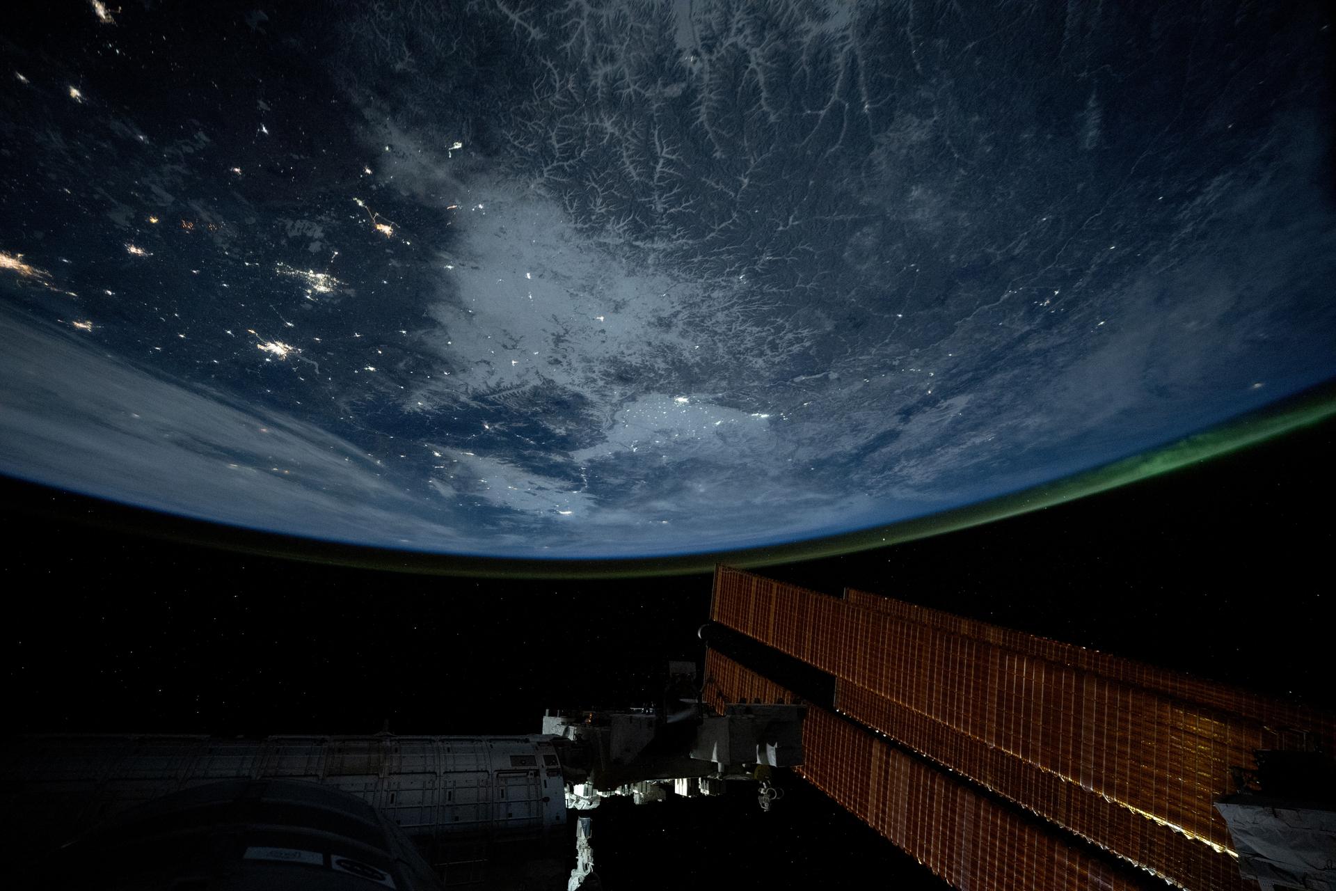 从空间站俯瞰夜间地球与城市灯光
